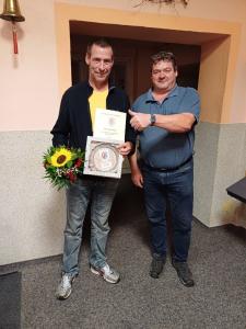 Michael Kauschke erhält die Auszeichnung für 30 Jahre Mitgliedschaft in unserem Verein... 